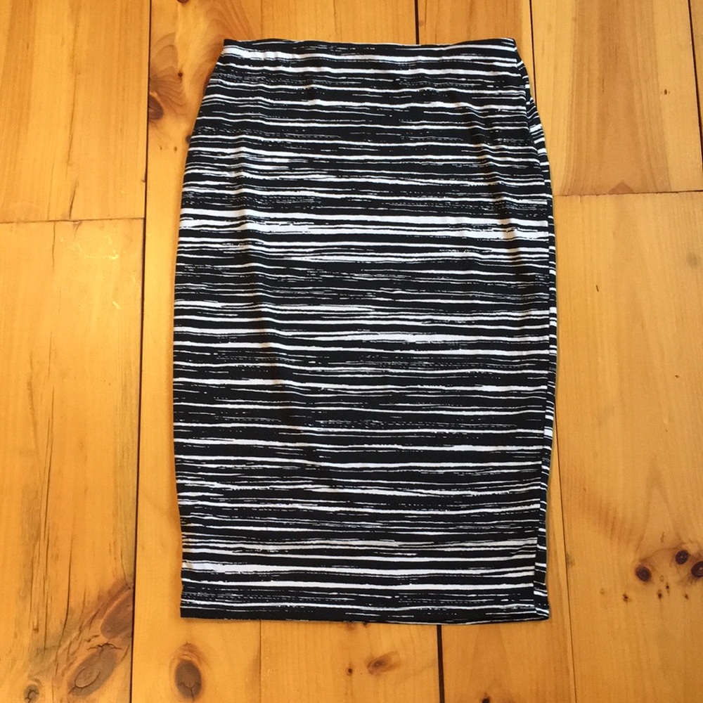 Pull on black and white skirt